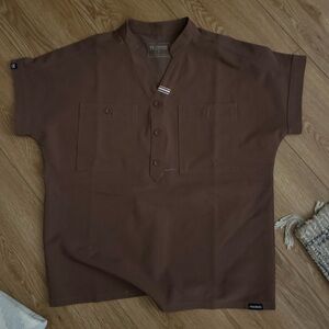 Mediclo women scrub top in Pinecone color.